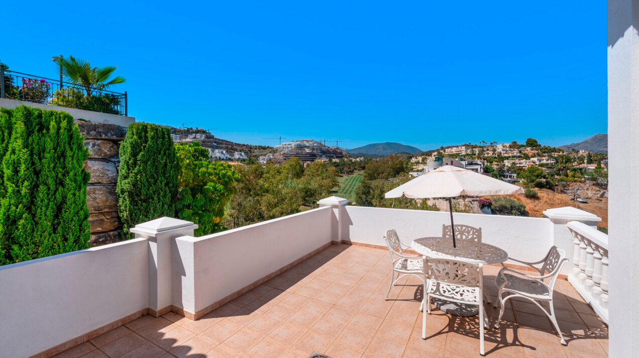 Aristocratic and elegant 5 bedroom residence in Benahavis sits luxuriously alongside golf course