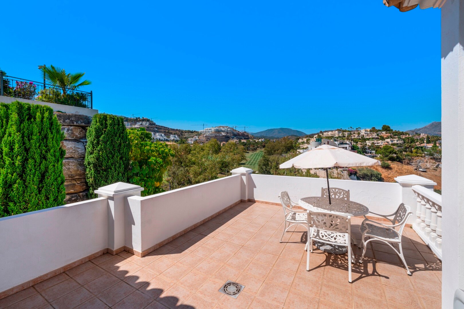 Aristocratic and elegant 5 bedroom residence in Benahavis sits luxuriously alongside golf course