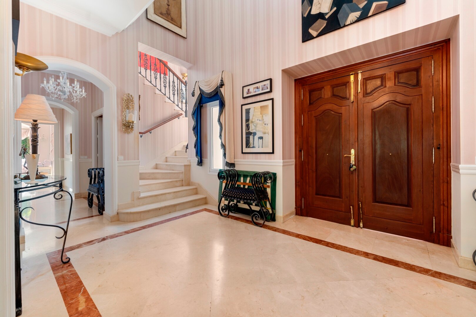 Aristocratic and elegant 5 bedroom residence in Benahavis sits luxuriously alongside golf course