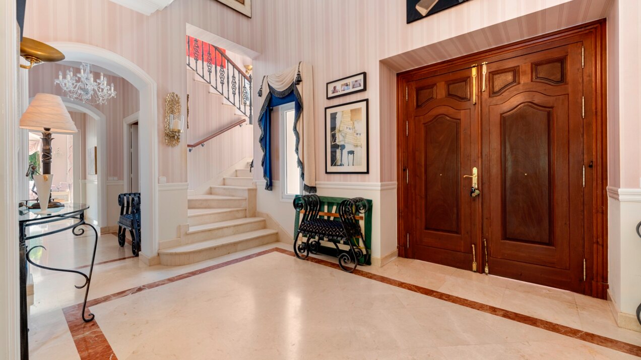 Aristocratic and elegant 5 bedroom residence in Benahavis sits luxuriously alongside golf course