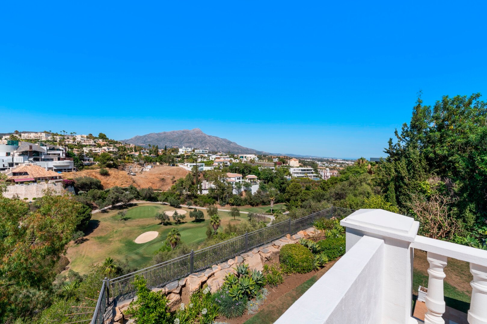Aristocratic and elegant 5 bedroom residence in Benahavis sits luxuriously alongside golf course