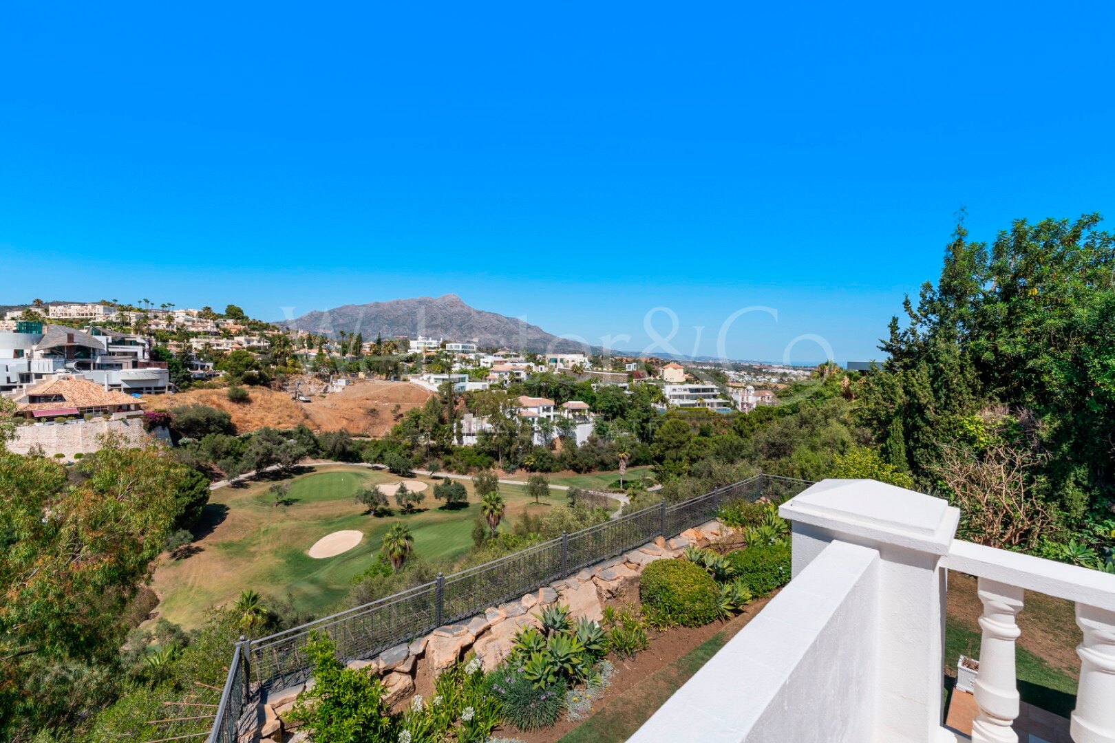 Villa Alto - Prestigious Home in El Herrojo