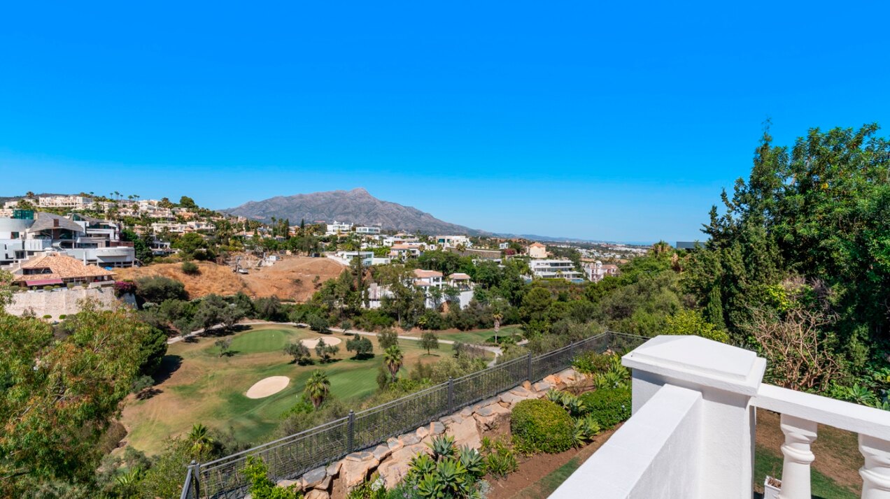 Aristocratic and elegant 5 bedroom residence in Benahavis sits luxuriously alongside golf course