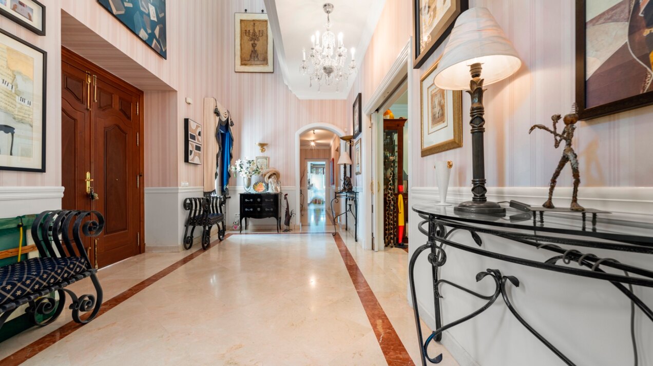 Aristocratic and elegant 5 bedroom residence in Benahavis sits luxuriously alongside golf course