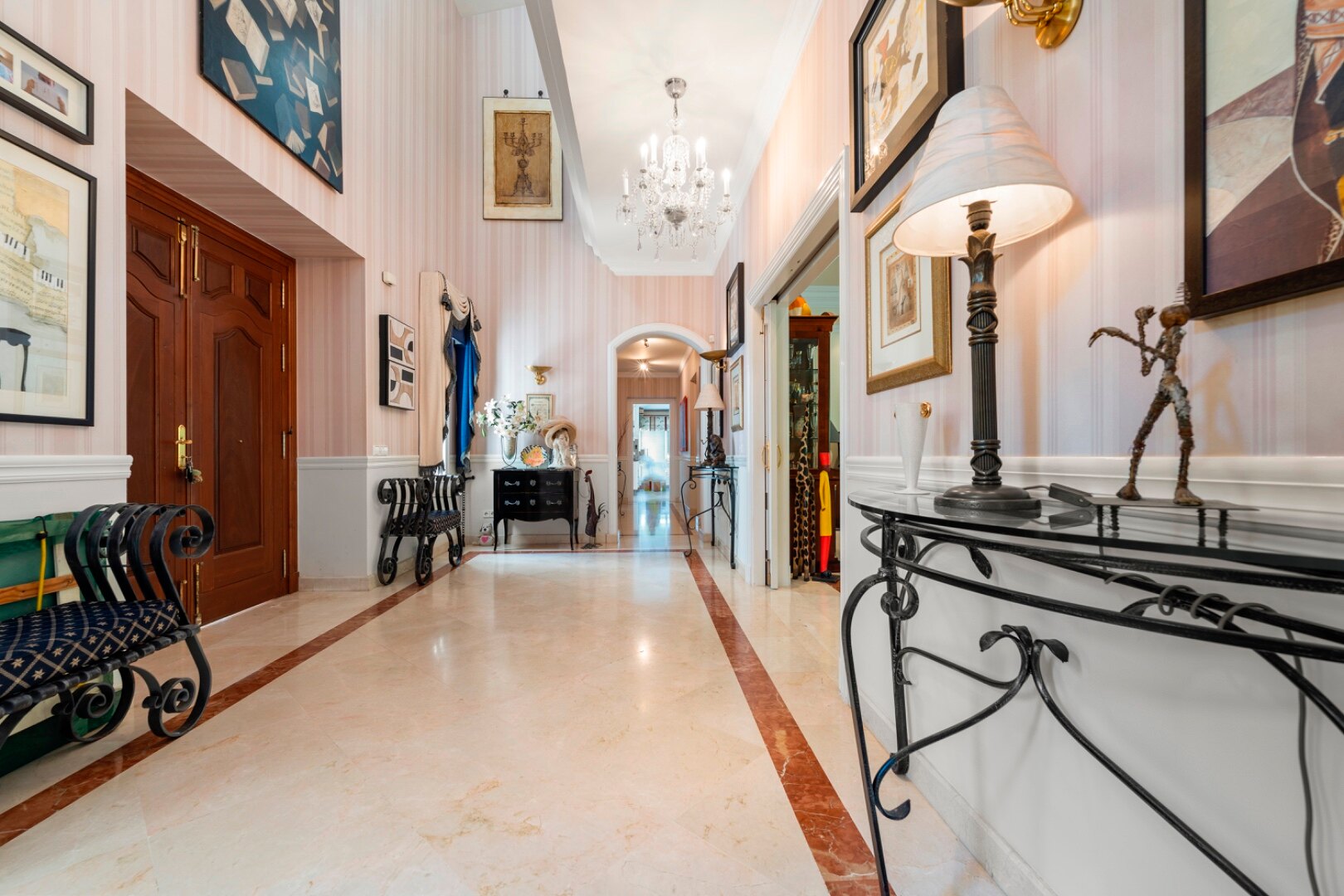 Aristocratic and elegant 5 bedroom residence in Benahavis sits luxuriously alongside golf course