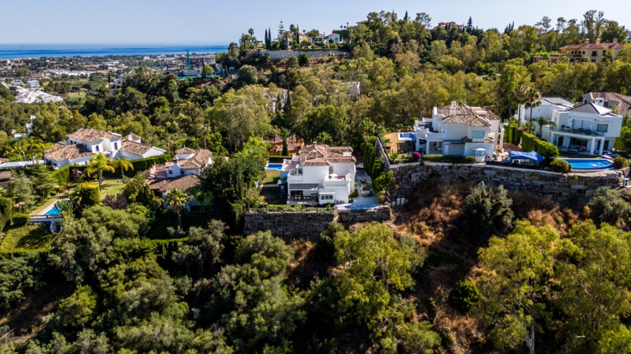 Aristocratic and elegant 5 bedroom residence in Benahavis sits luxuriously alongside golf course