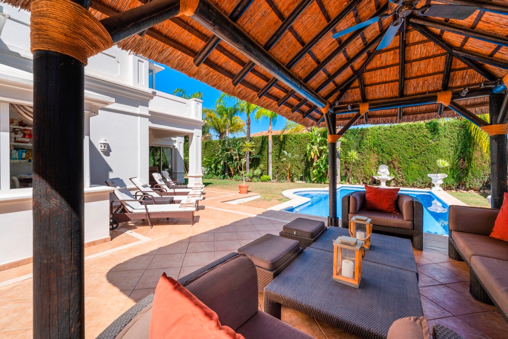 Aristocratic and elegant 5 bedroom residence in Benahavis sits luxuriously alongside golf course