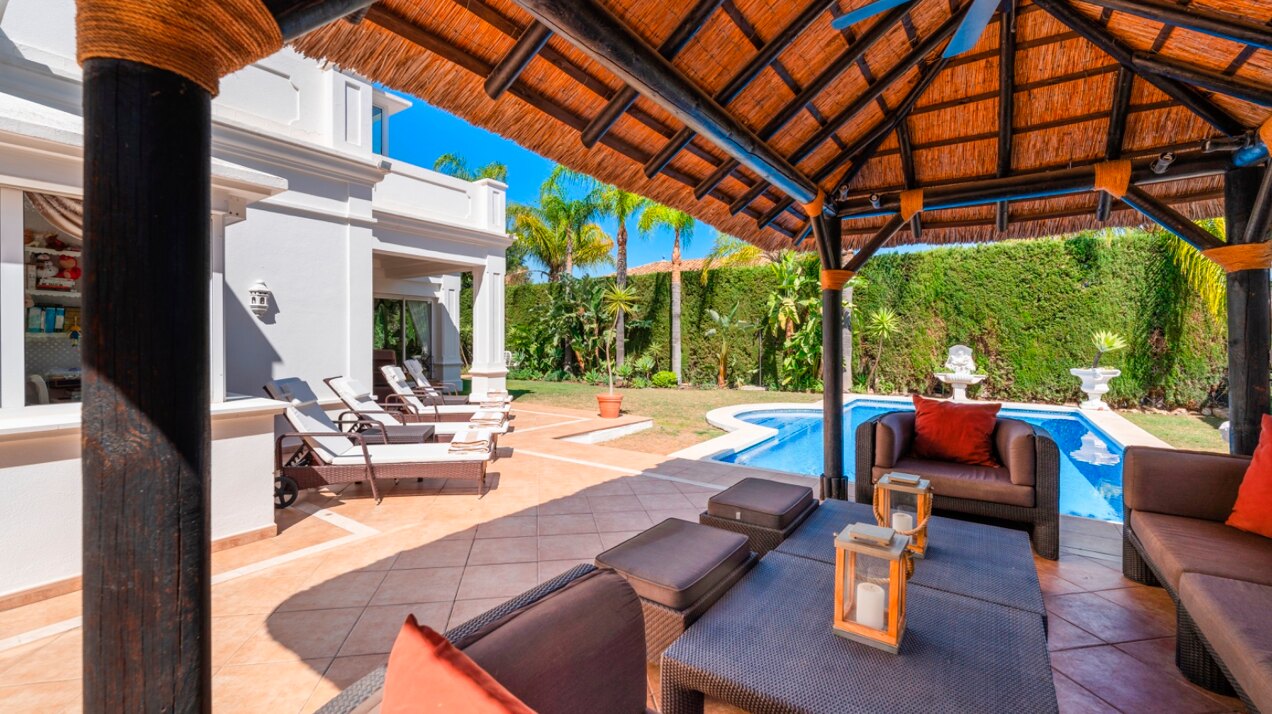Aristocratic and elegant 5 bedroom residence in Benahavis sits luxuriously alongside golf course