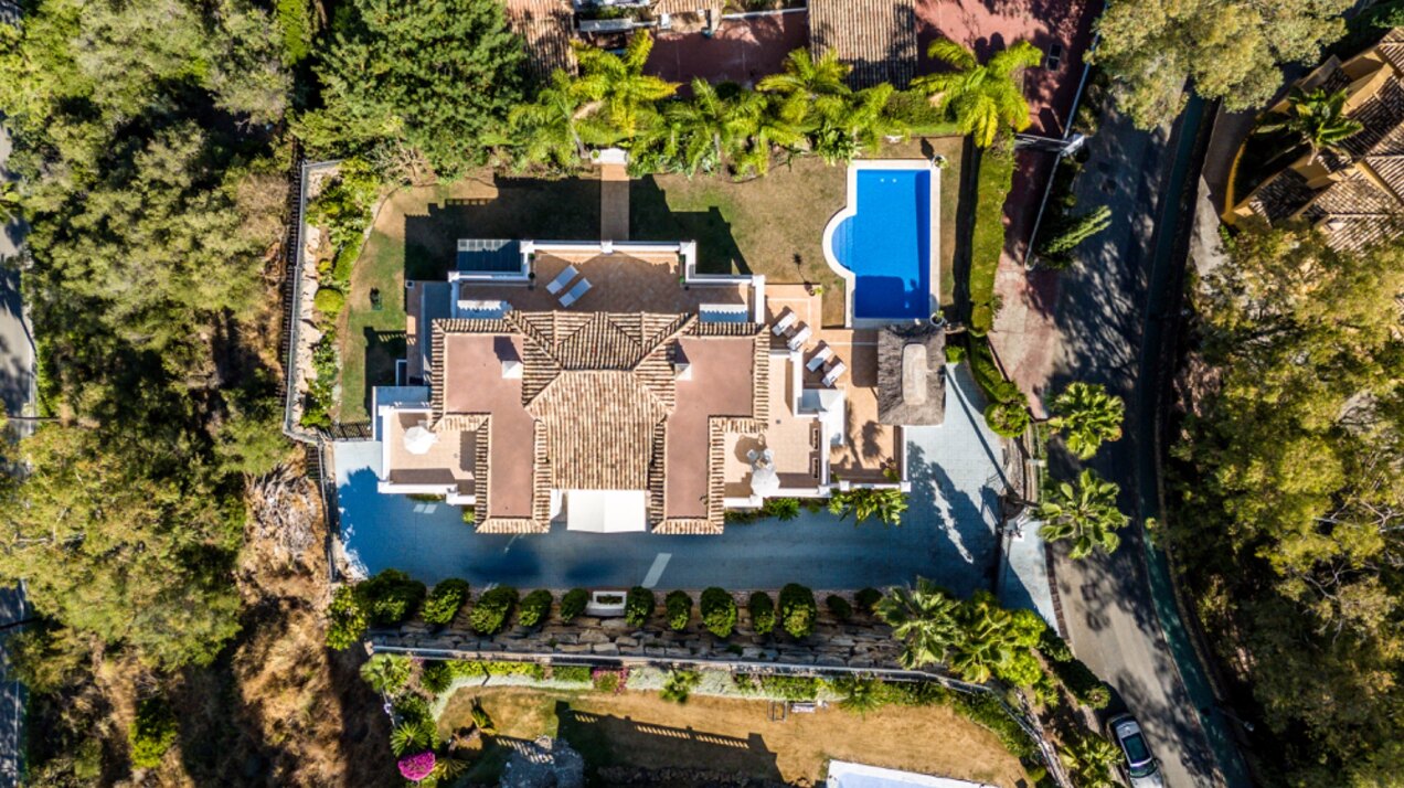 Aristocratic and elegant 5 bedroom residence in Benahavis sits luxuriously alongside golf course