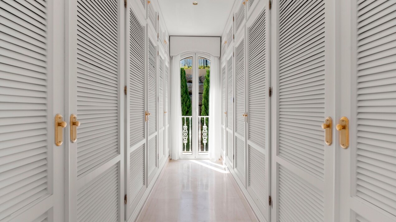 Aristocratic and elegant 5 bedroom residence in Benahavis sits luxuriously alongside golf course