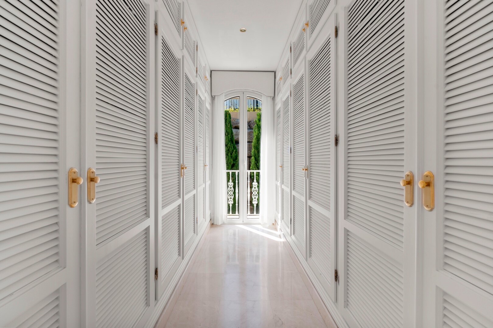 Aristocratic and elegant 5 bedroom residence in Benahavis sits luxuriously alongside golf course
