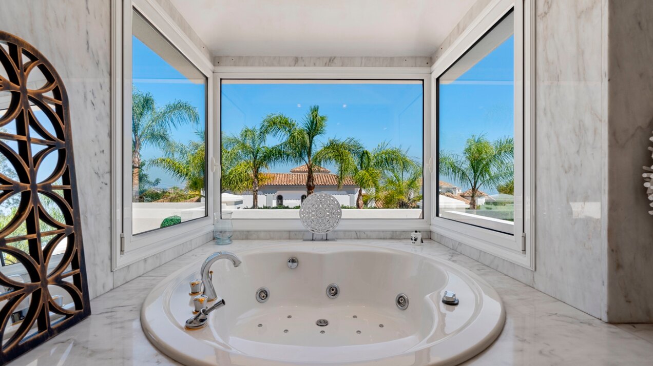 Aristocratic and elegant 5 bedroom residence in Benahavis sits luxuriously alongside golf course