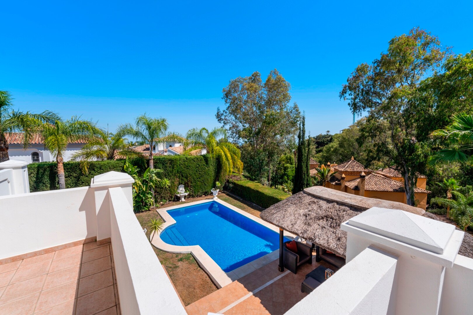 Aristocratic and elegant 5 bedroom residence in Benahavis sits luxuriously alongside golf course