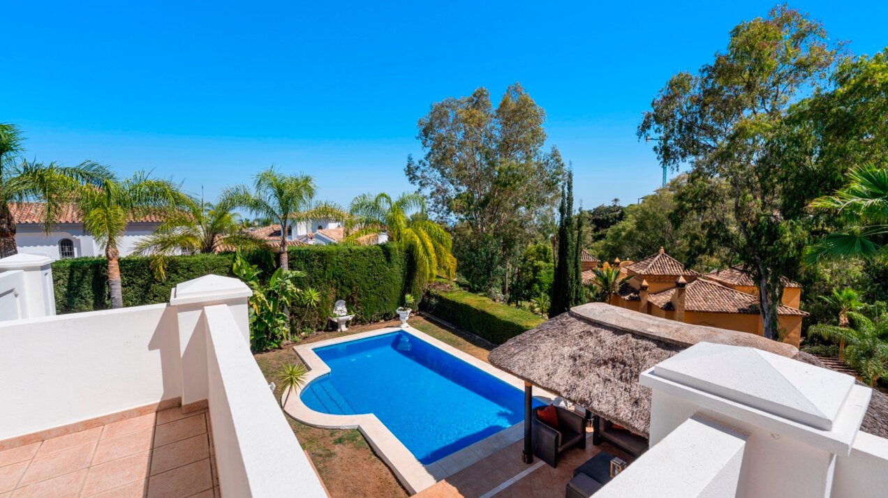 Aristocratic and elegant 5 bedroom residence in Benahavis sits luxuriously alongside golf course