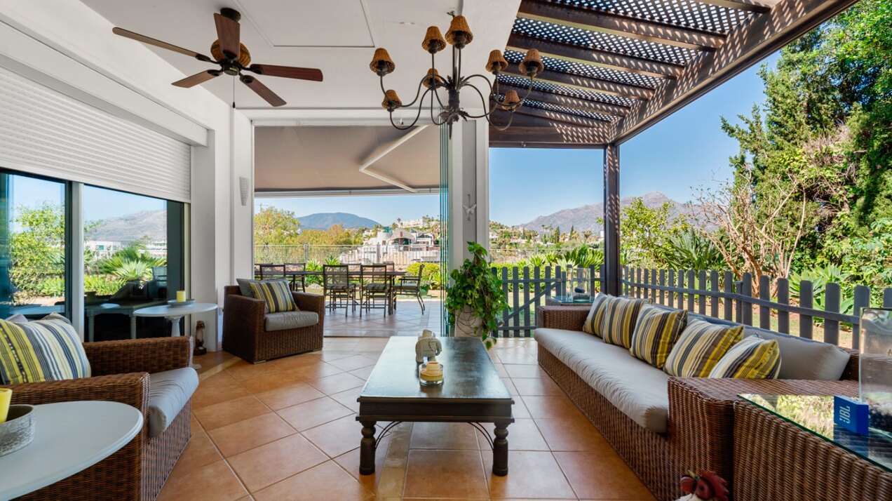 Aristocratic and elegant 5 bedroom residence in Benahavis sits luxuriously alongside golf course