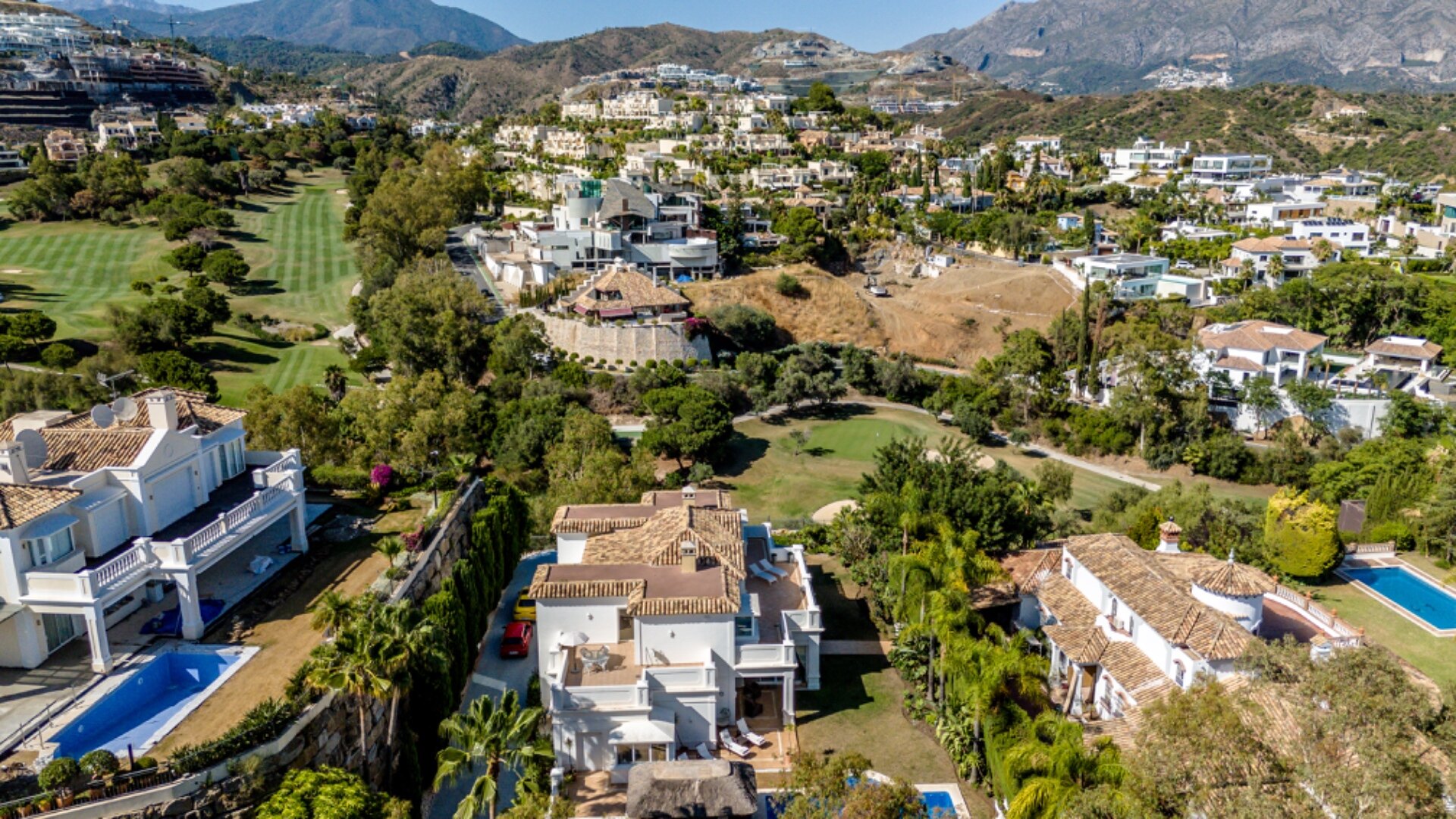 Aristocratic and elegant 5 bedroom residence in Benahavis sits luxuriously alongside golf course