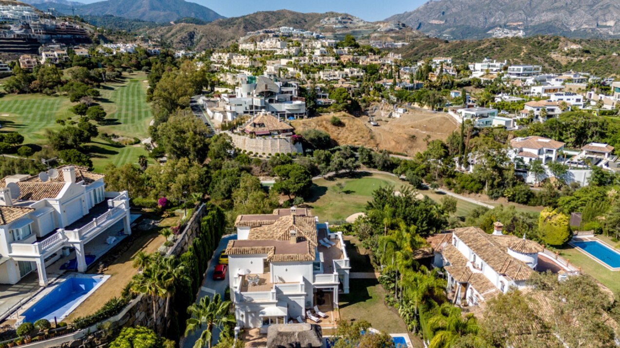 Aristocratic and elegant 5 bedroom residence in Benahavis sits luxuriously alongside golf course