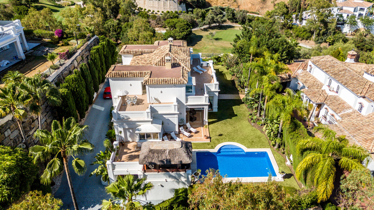 Aristocratic and elegant 5 bedroom residence in Benahavis sits luxuriously alongside golf course