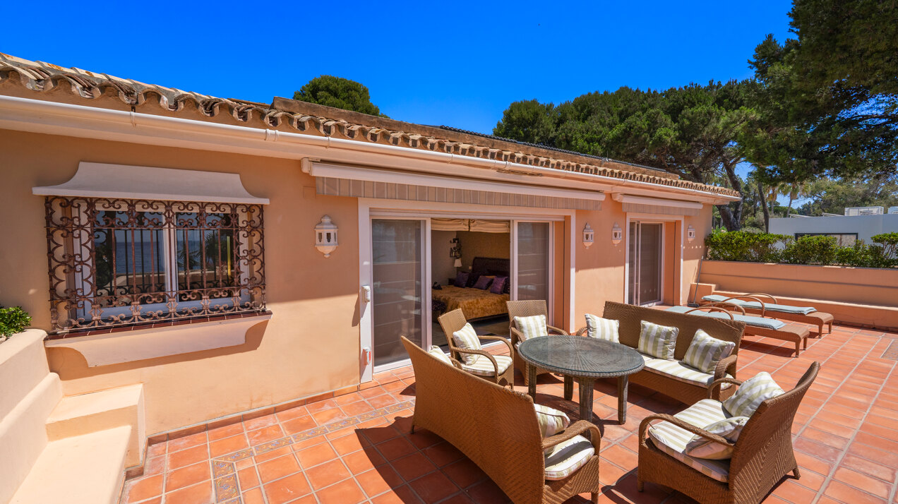 Dynamic 9 bedroom residence takes its beachfront position elegantly on the New Golden Mile