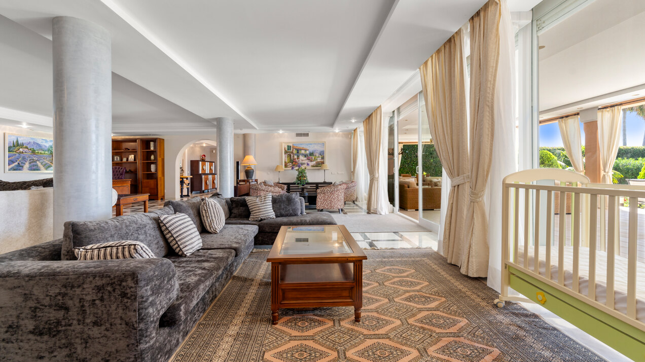 Dynamic 9 bedroom residence takes its beachfront position elegantly on the New Golden Mile