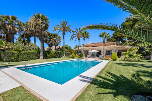 Dynamic 9 bedroom residence takes its beachfront position elegantly on the New Golden Mile