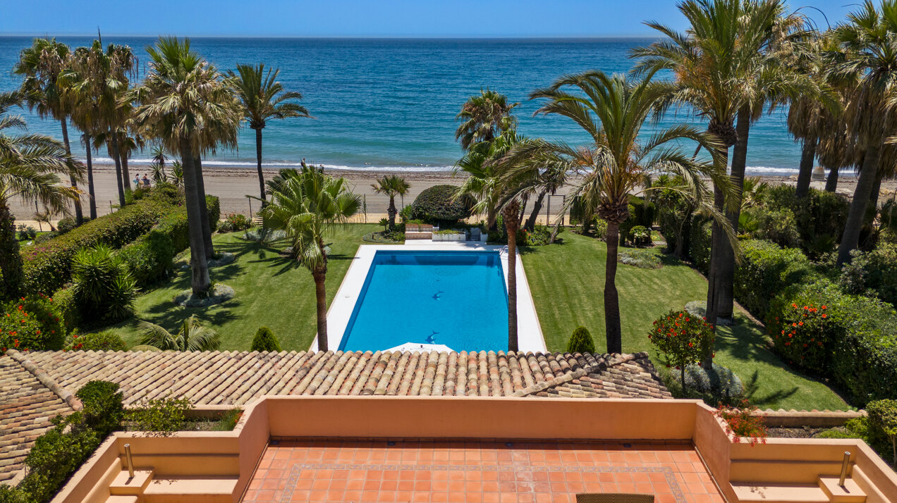 Dynamic 9 bedroom residence takes its beachfront position elegantly on the New Golden Mile