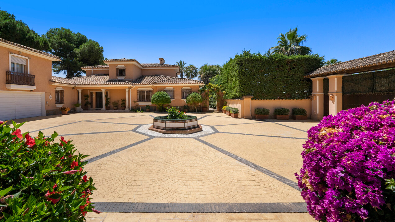 Dynamic 9 bedroom residence takes its beachfront position elegantly on the New Golden Mile