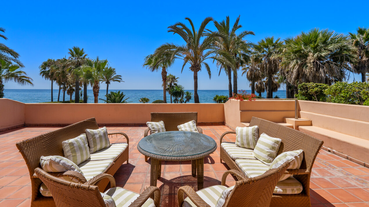 Dynamic 9 bedroom residence takes its beachfront position elegantly on the New Golden Mile