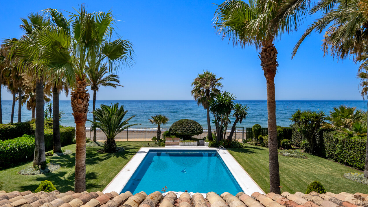 Dynamic 9 bedroom residence takes its beachfront position elegantly on the New Golden Mile