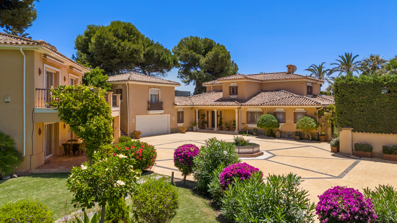 Dynamic 9 bedroom residence takes its beachfront position elegantly on the New Golden Mile