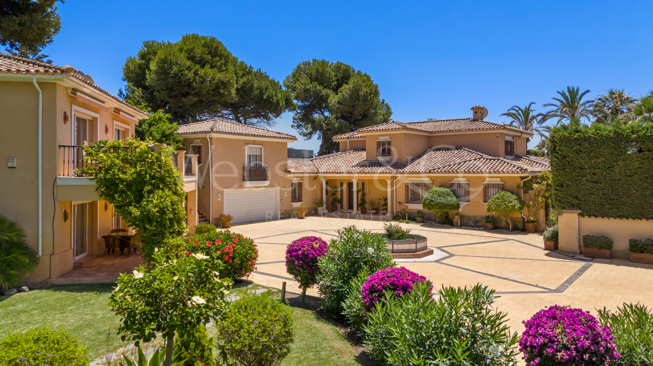 Villa Serena - Regal Luxury in Benamara