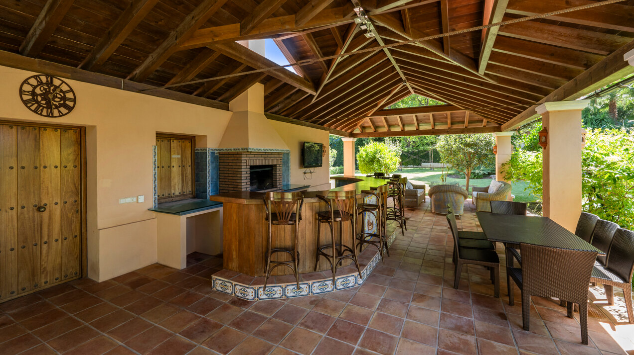Dynamic 9 bedroom residence takes its beachfront position elegantly on the New Golden Mile