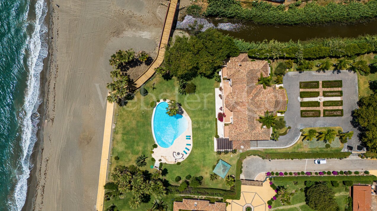 Villa Alcazar - Grand Beachfront Home, Estepona