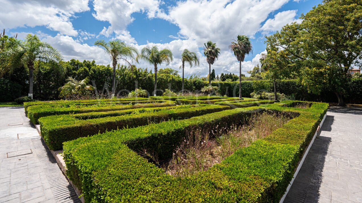 Villa Alcazar - Grand Beachfront Home, Estepona