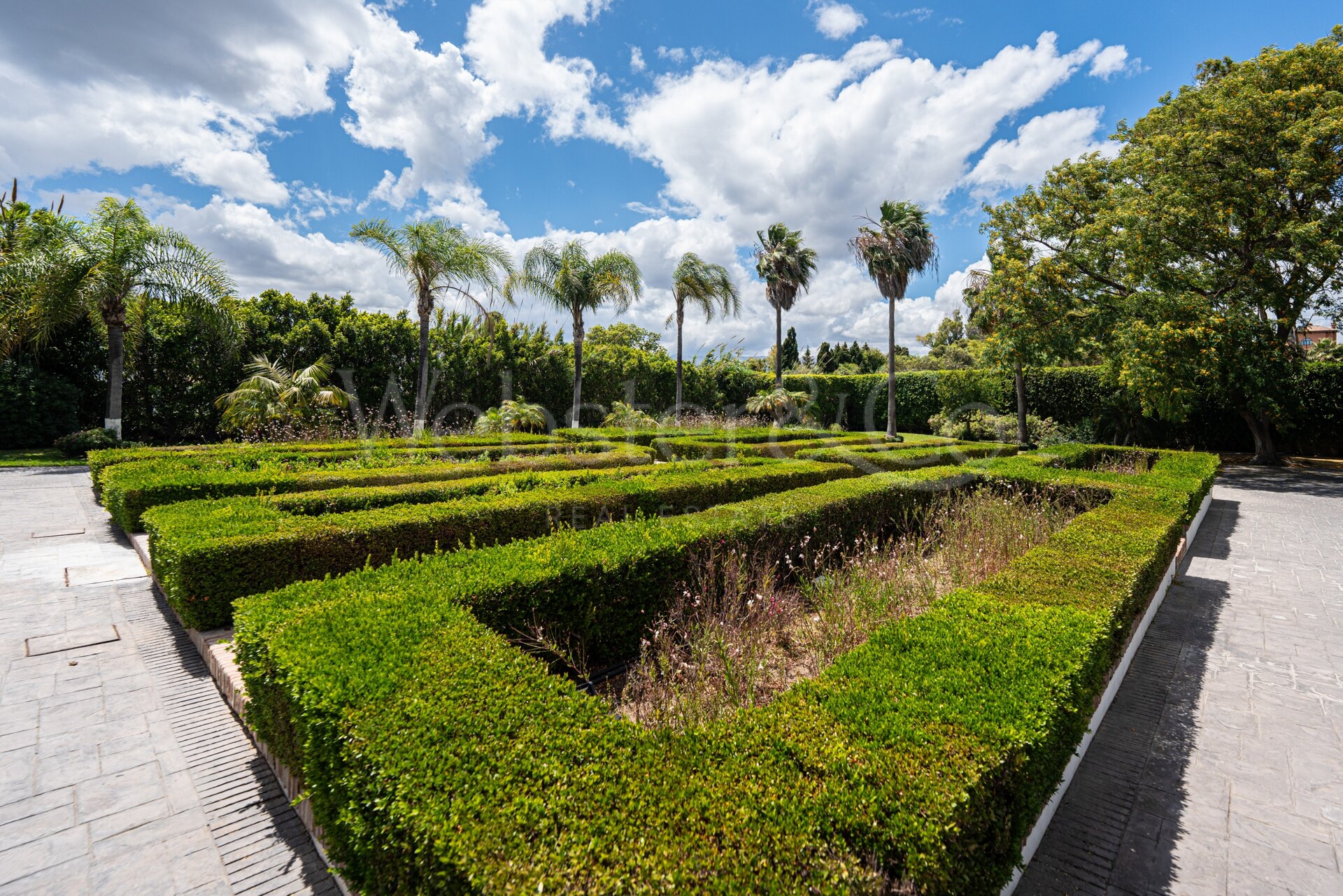 Villa Alcazar - Grand Beachfront Home, Estepona