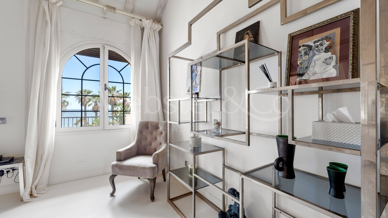 Villa Alcazar - Grand Beachfront Home, Estepona