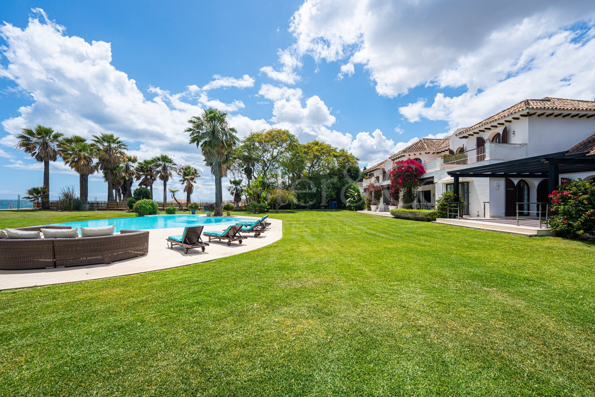 Villa Alcazar - Grand Beachfront Home, Estepona