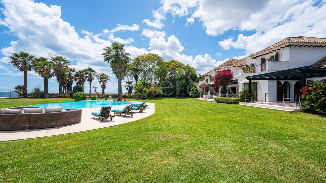 Villa Alcazar - Grand Beachfront Home, Estepona