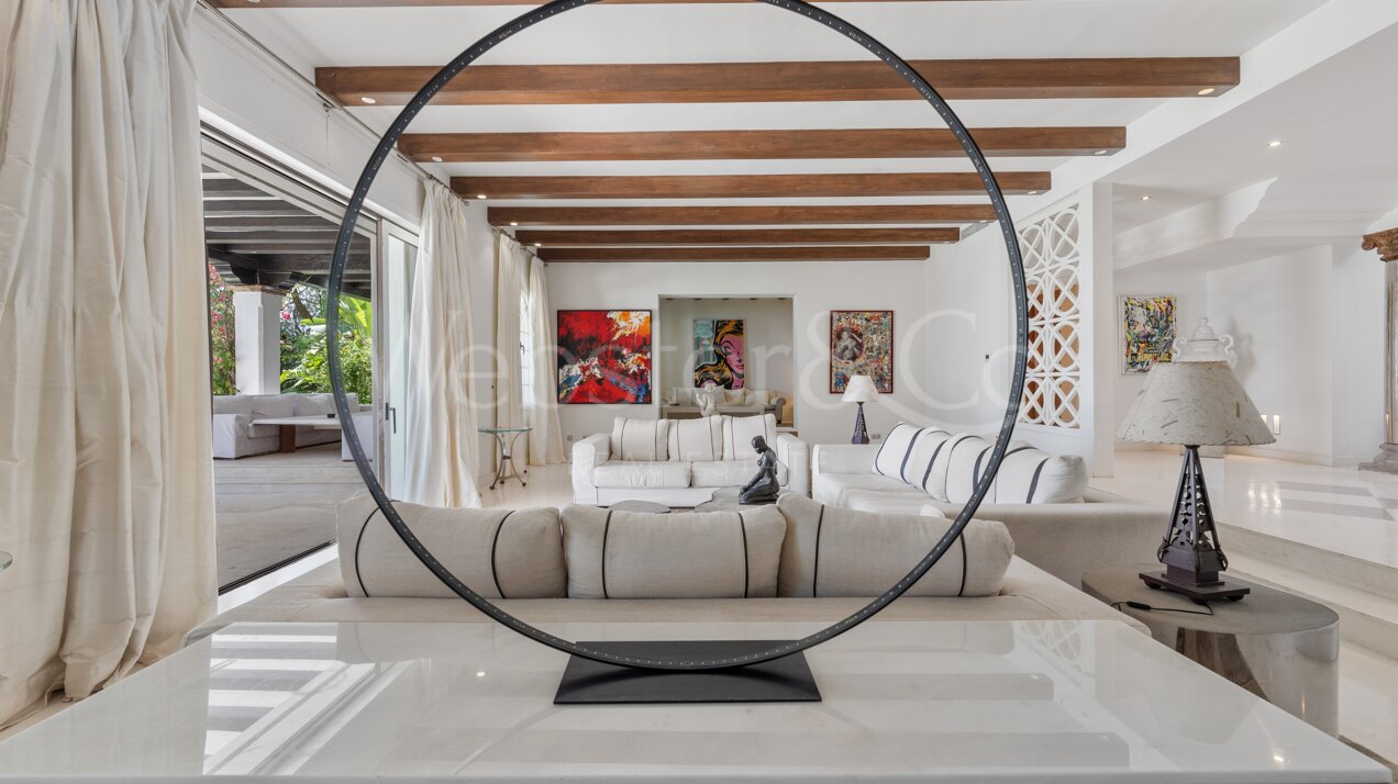 Villa Alcazar - Grand Beachfront Home, Estepona