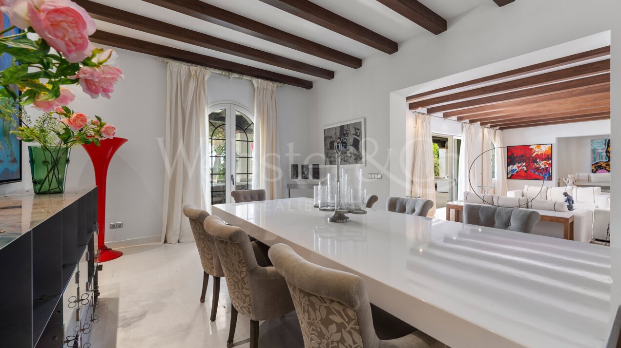 Villa Alcazar - Grand Beachfront Home, Estepona