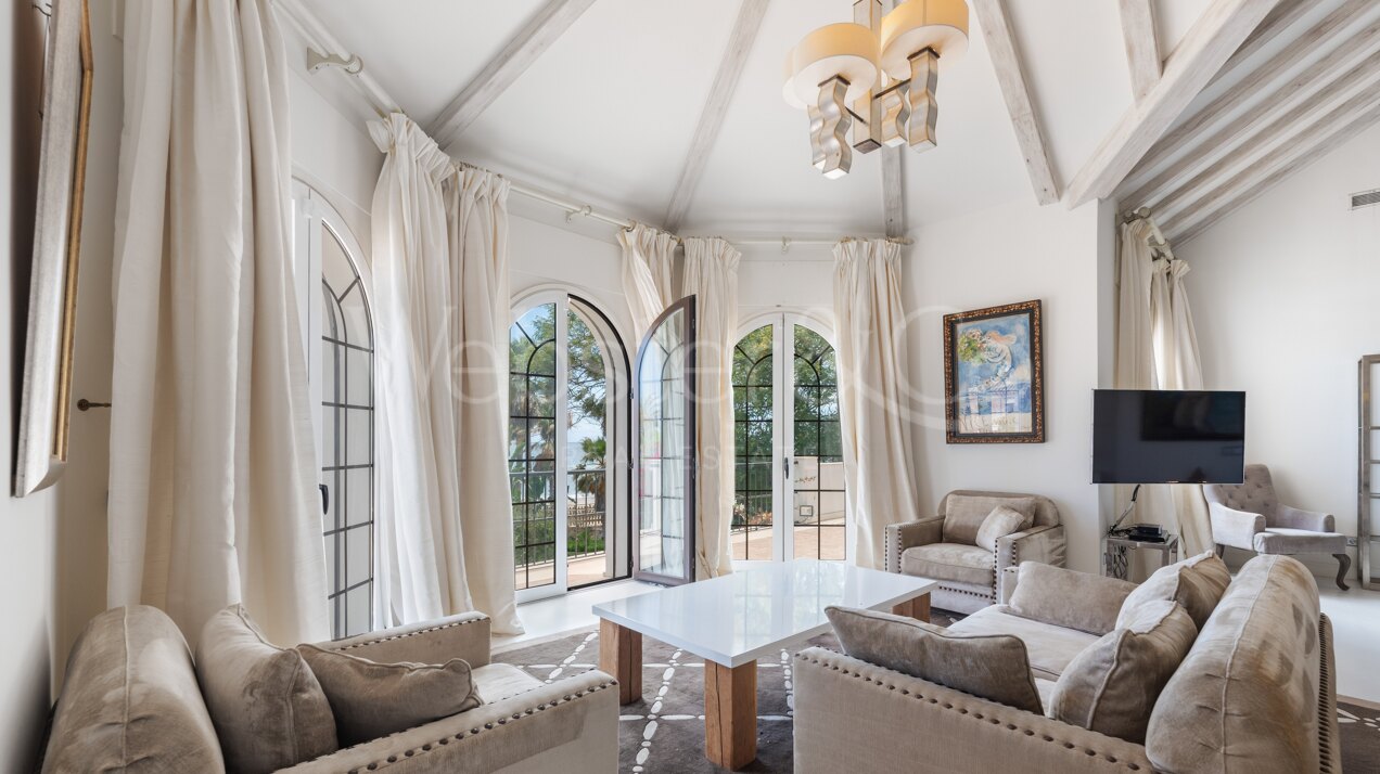 Villa Alcazar - Grand Beachfront Home, Estepona