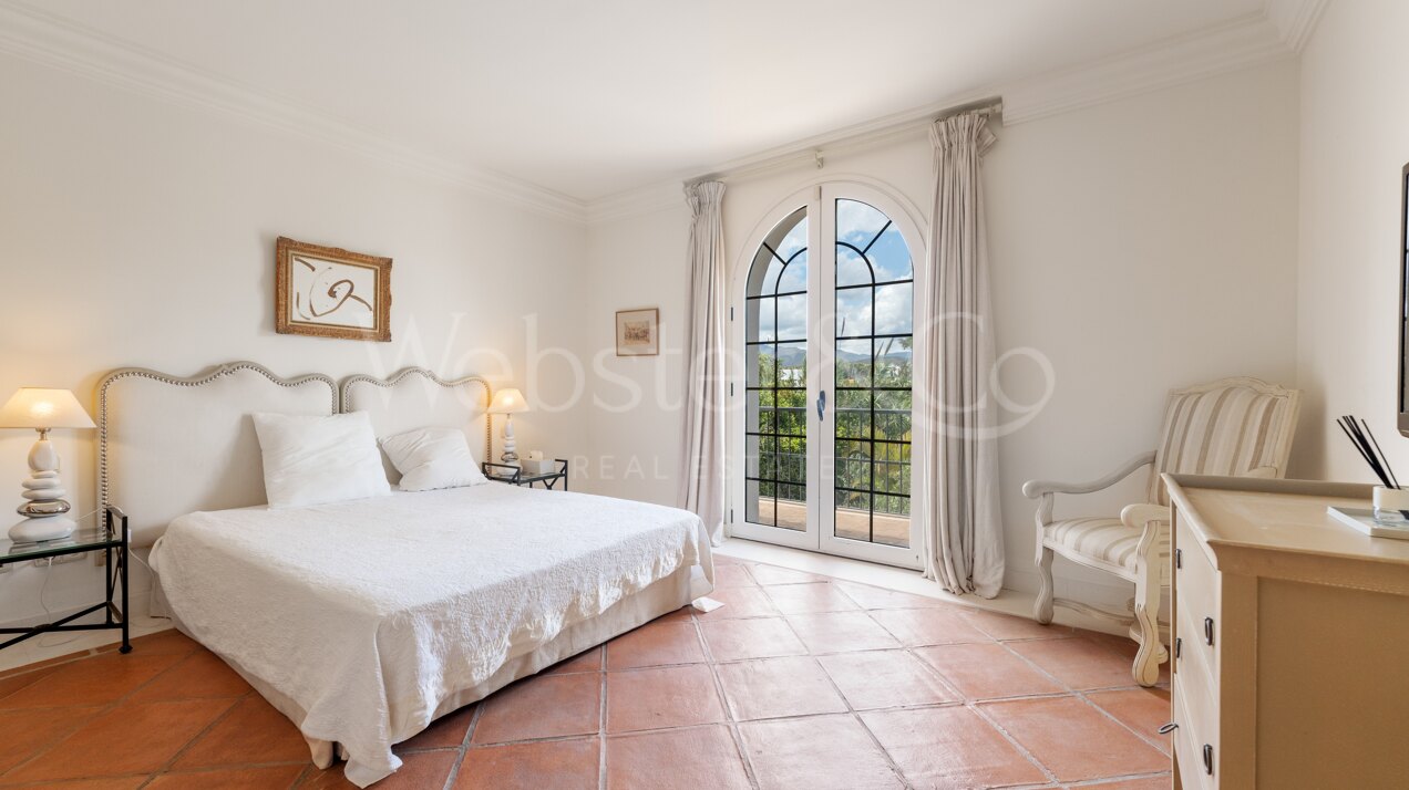 Villa Alcazar - Grand Beachfront Home, Estepona