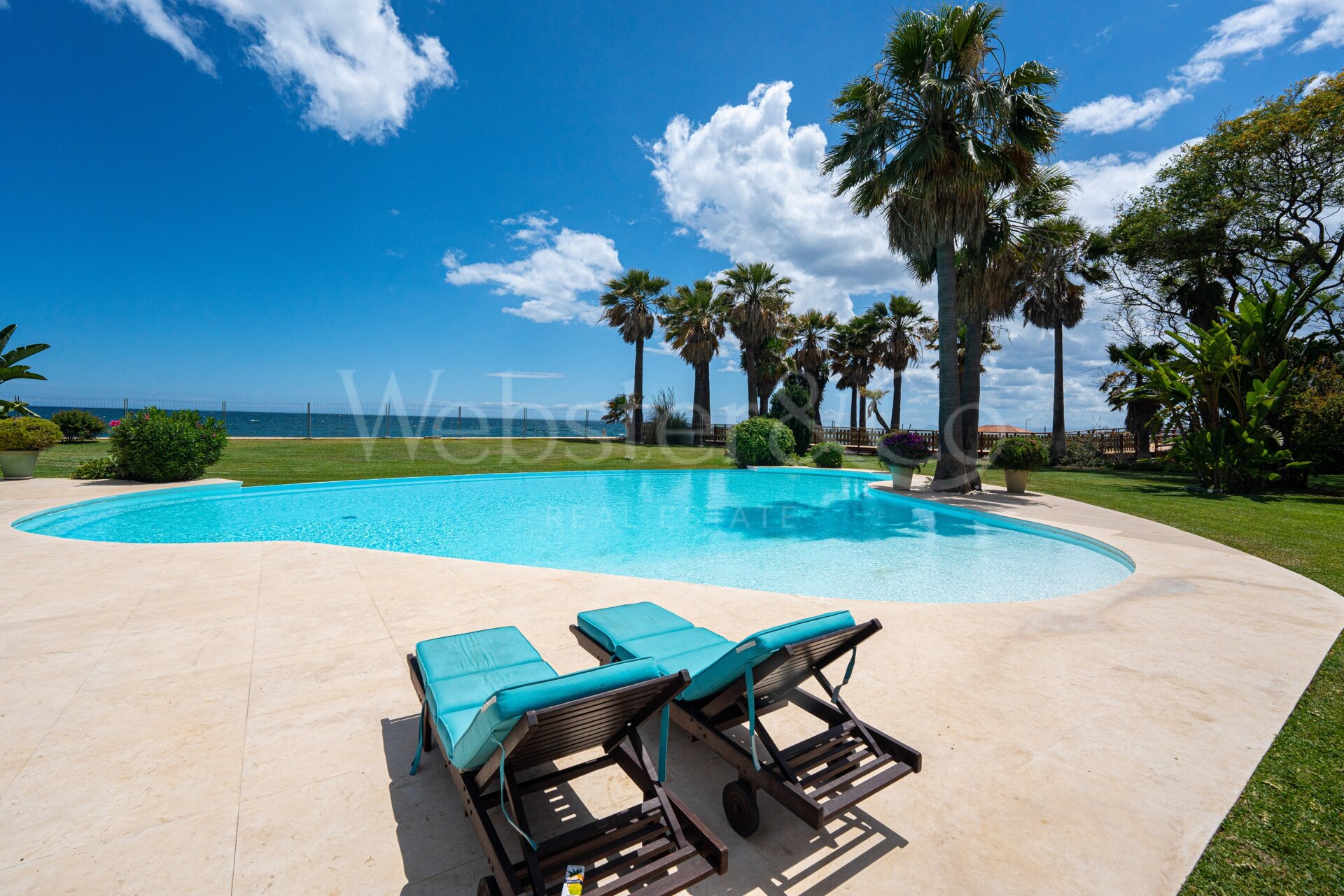 Villa Alcazar - Grand Beachfront Home, Estepona