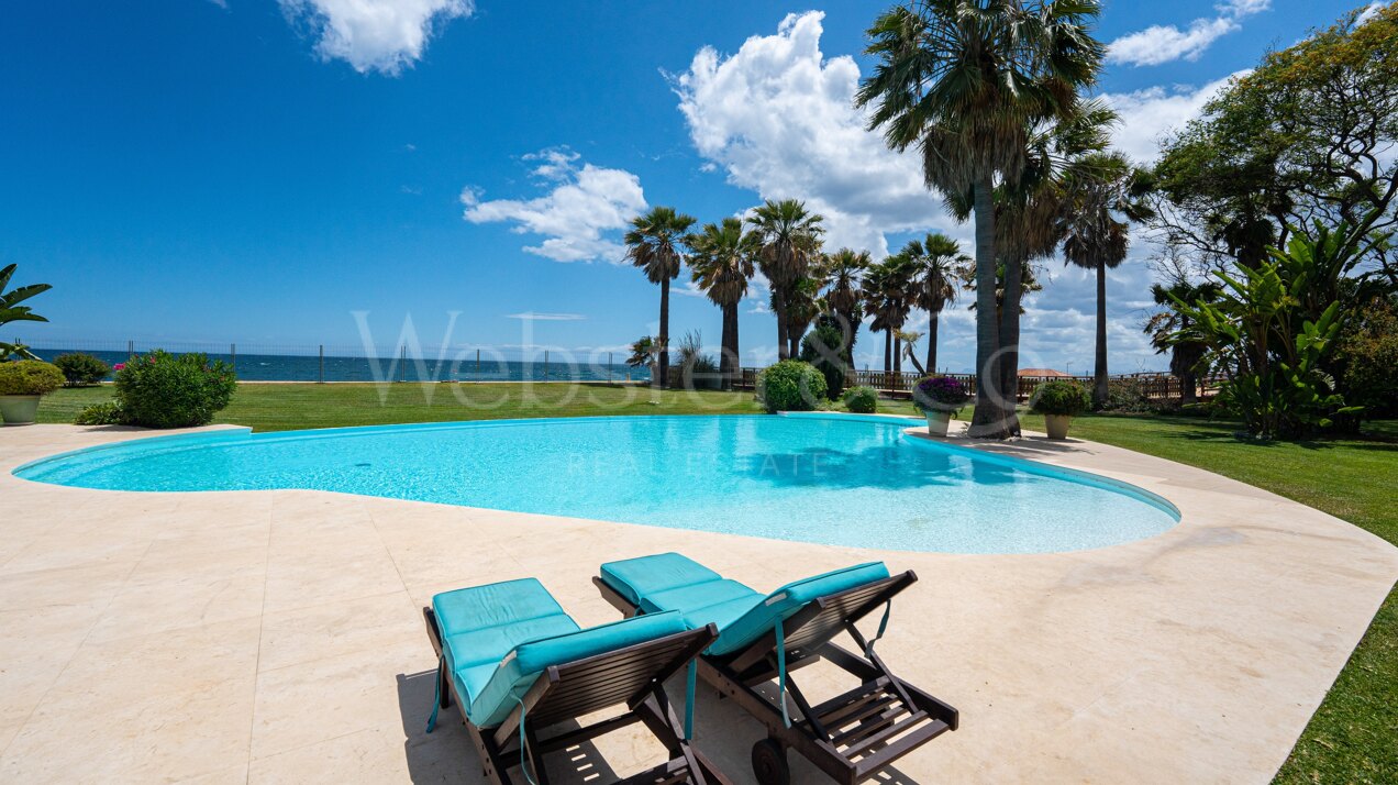 Villa Alcazar - Grand Beachfront Home, Estepona