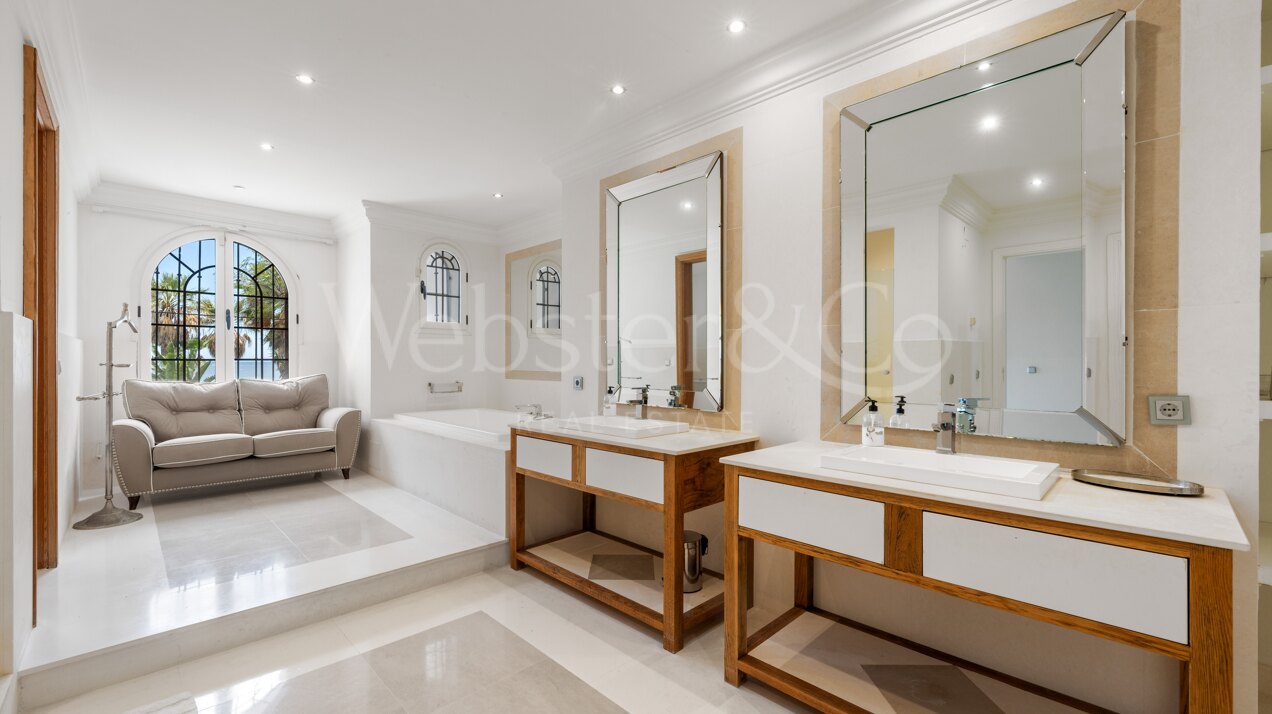 Villa Alcazar - Grand Beachfront Home, Estepona