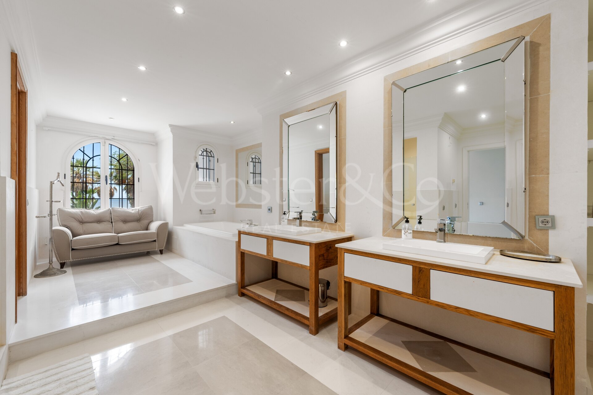 Villa Alcazar - Grand Beachfront Home, Estepona