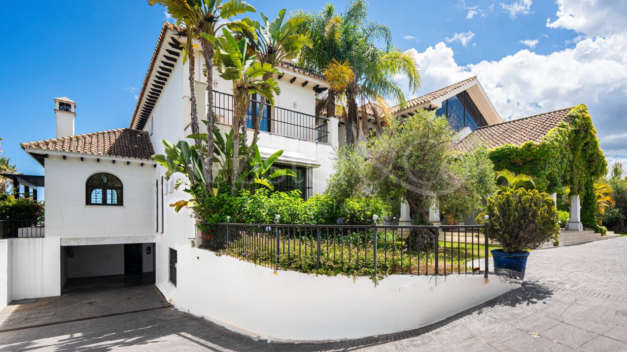 Villa Alcazar - Grand Beachfront Home, Estepona