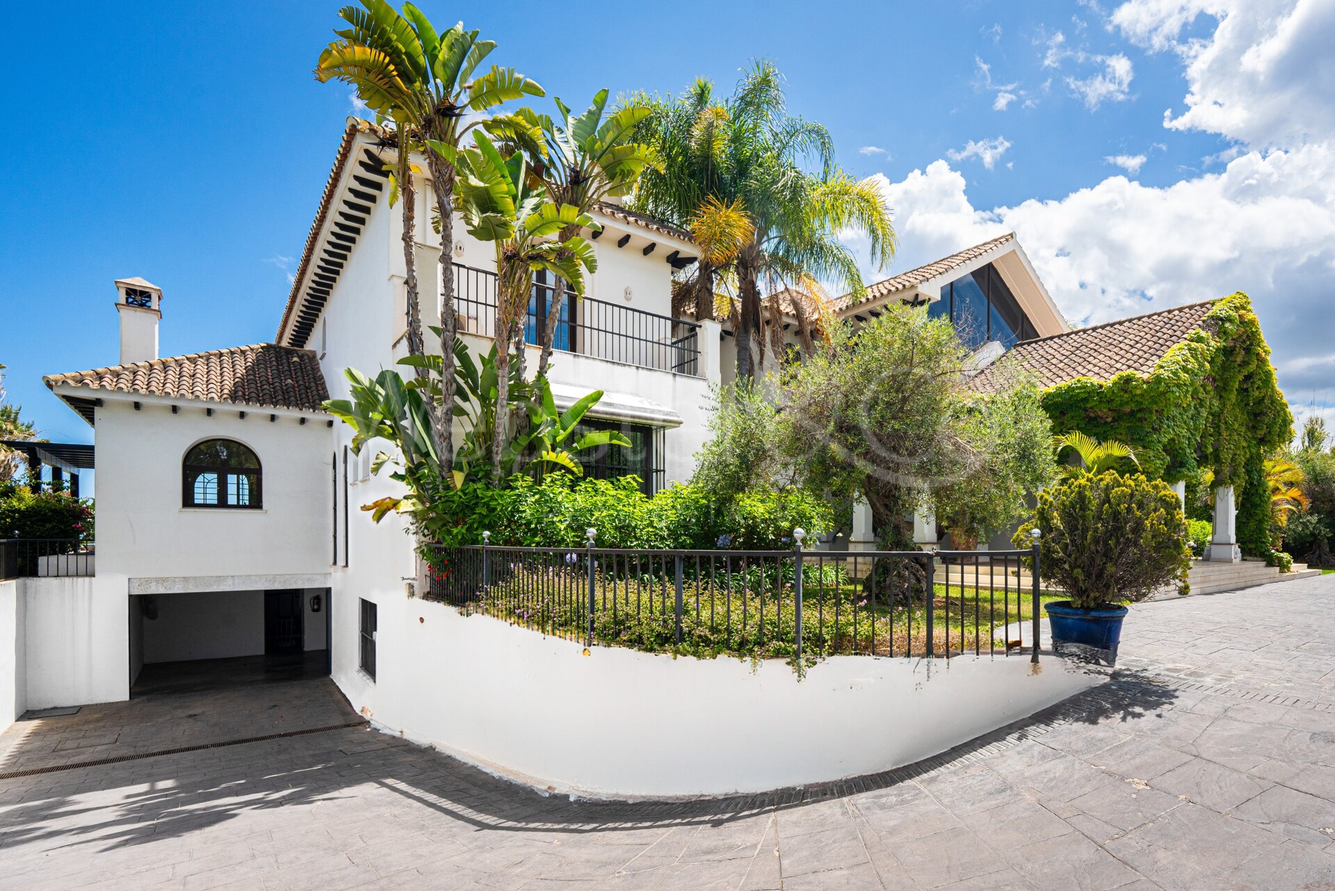 Villa Alcazar - Grand Beachfront Home, Estepona