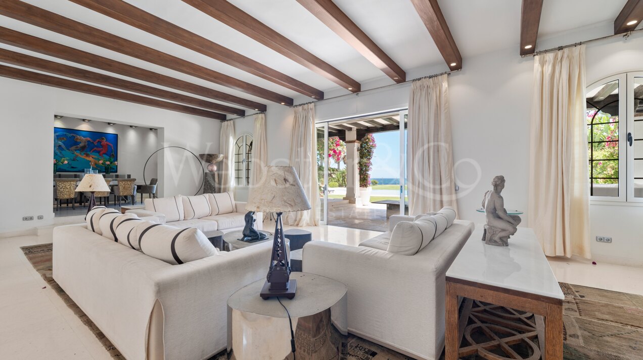 Villa Alcazar - Grand Beachfront Home, Estepona