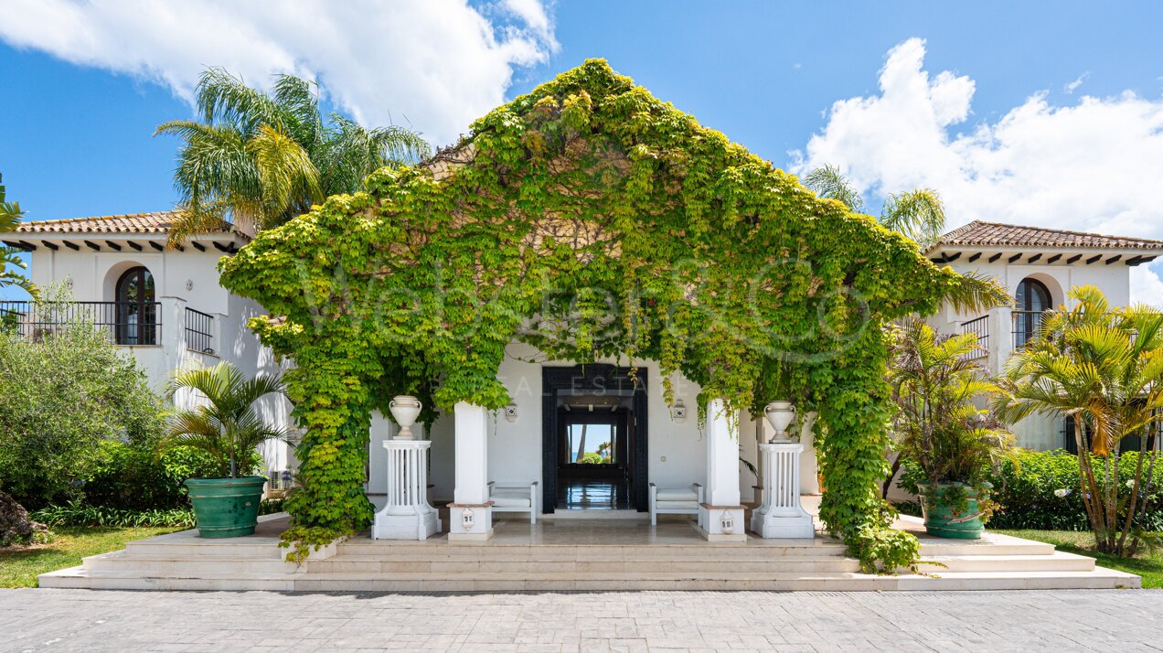 Villa Alcazar - Grand Beachfront Home, Estepona